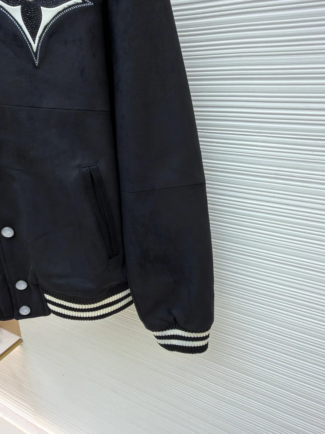 LOUISVUITTON hot-drilled suede sheepskin jacket ●Original version: 50500 purchase and development ●Item number: 1680857-B70 ●Fabric: sheepskin fabric ●Technology: hot-drilled production ●Version: fitted version ●Weight: about 1135 grams ●Size: 46-48-50-52 ●Description: Carefully crafted from custom-made suede black sheepskin imported from Australia, with rhinestones and leather embroidery on the chest, black and white contrasting thread design on the collar, cuffs, and hem, and a snap placket. It can be matched with bottoms of the same season to create a fashionable look, and can be used in various occasions. Customized accessories. The overall wiring is straight and delicate, the fabric is comfortable and soft, and the color is consistent without color difference. It can be matched with the same style to create a fashionable look and control various occasions. Customized accessories, complete with three standards, same style for men and women!